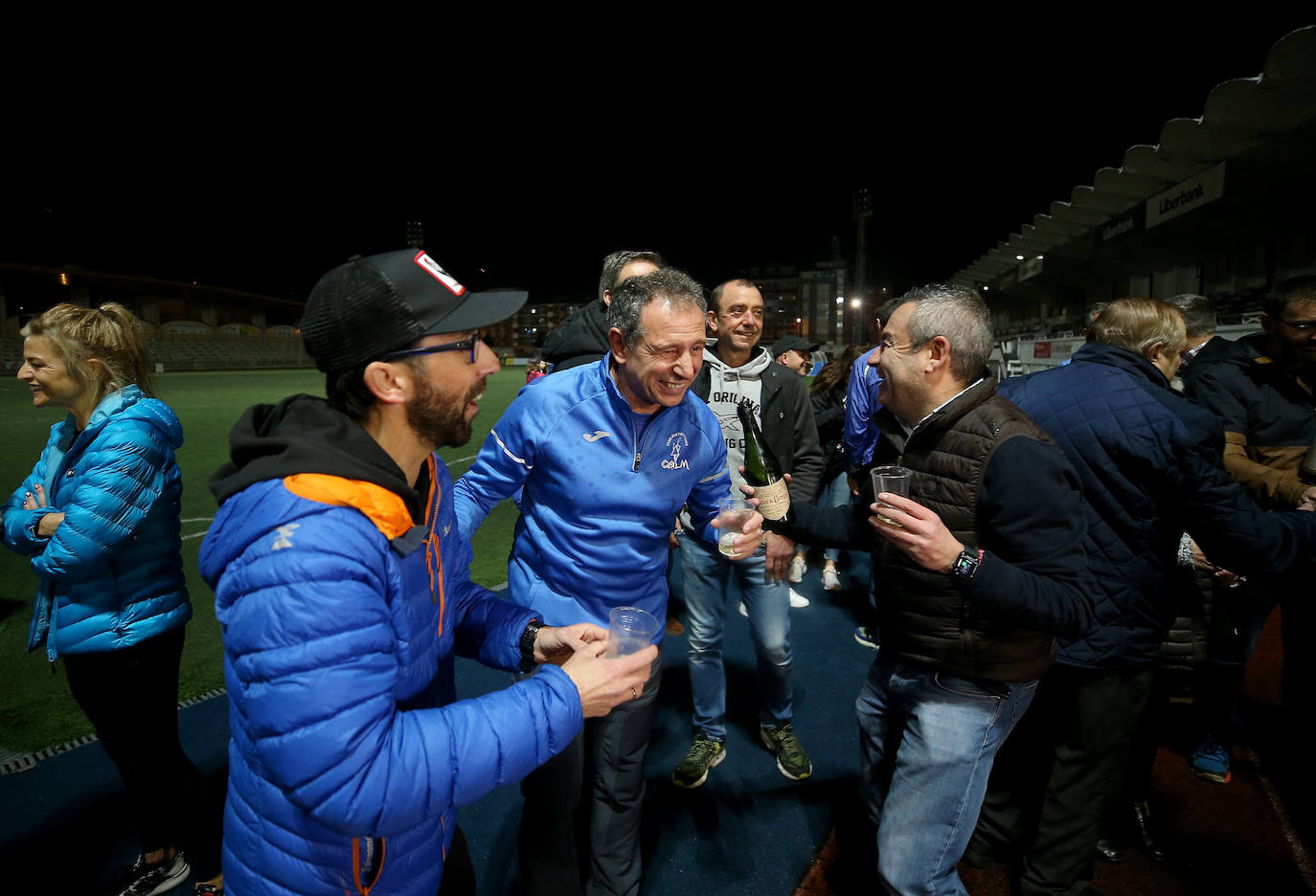 Fotos: Euforia en el Club Atletismo Mieres al llevarse el Gordo