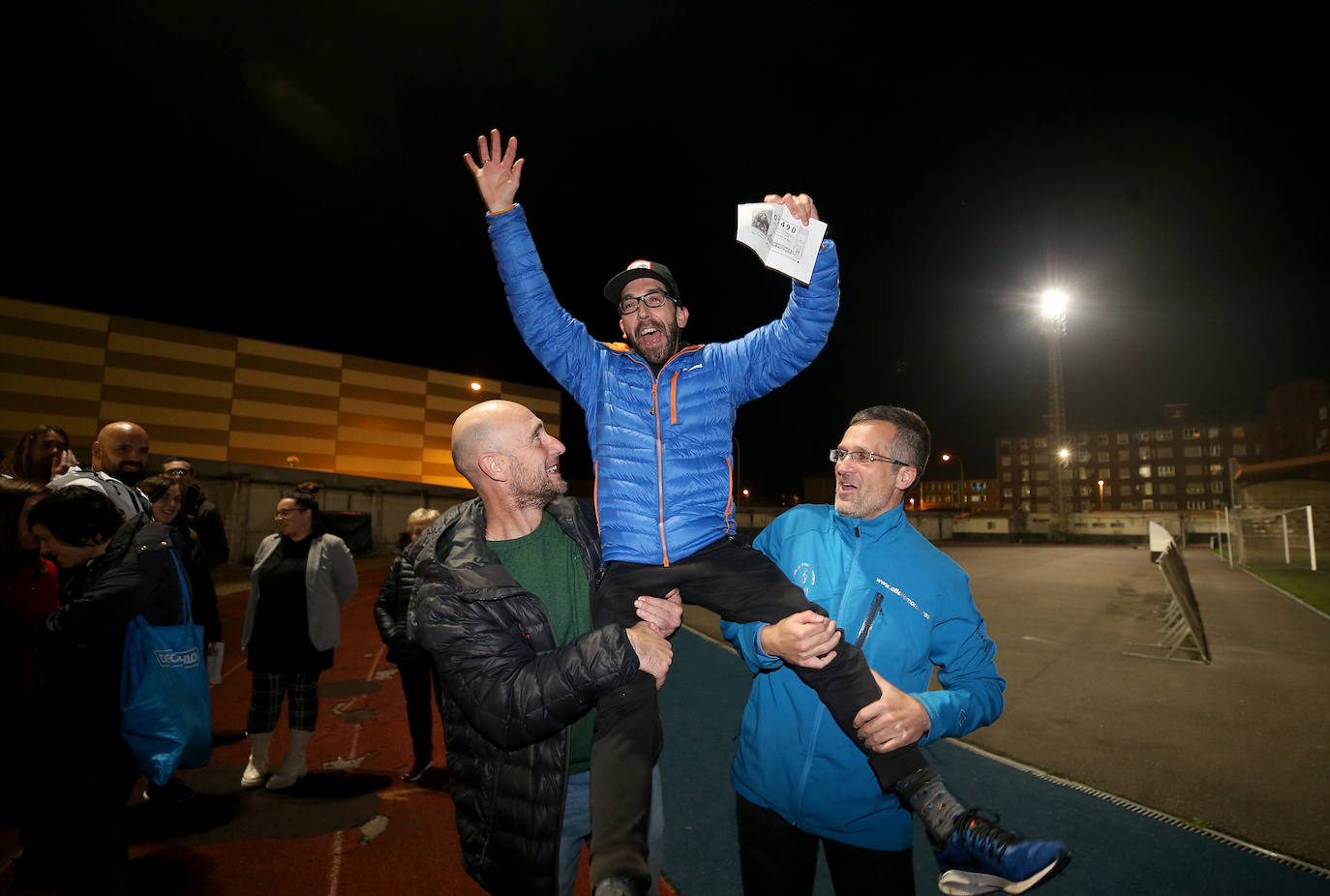 Fotos: Euforia en el Club Atletismo Mieres al llevarse el Gordo