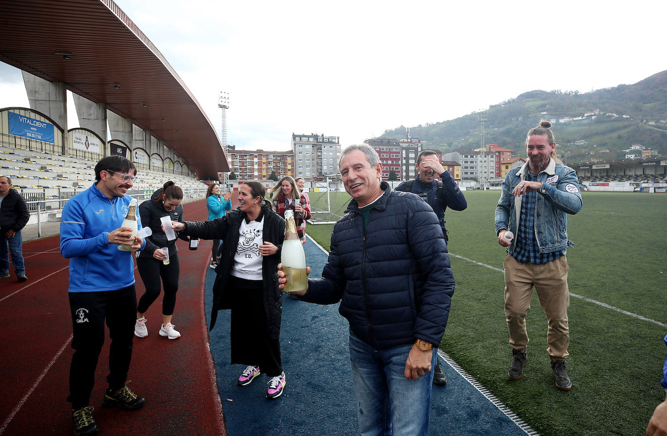 Fotos: Euforia en el Club Atletismo Mieres al llevarse el Gordo