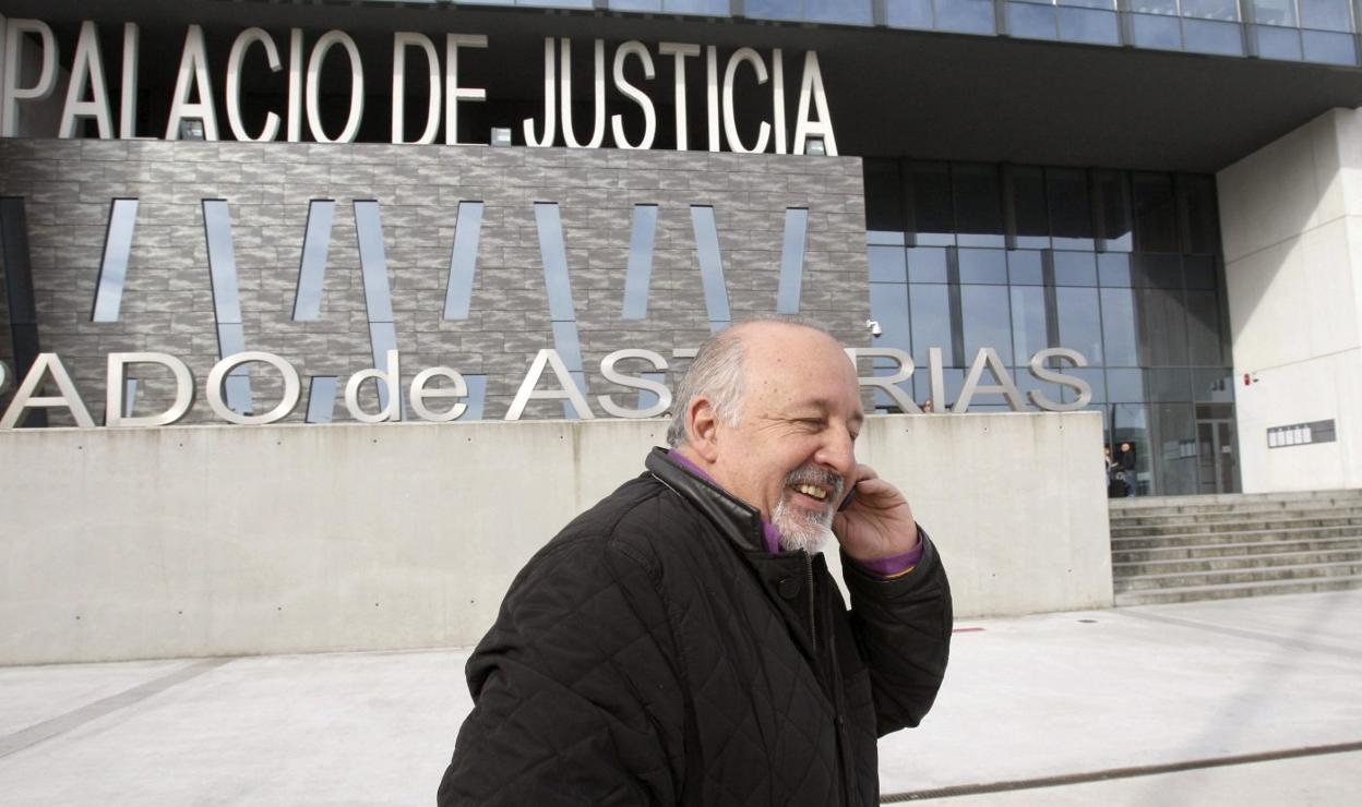 Jesús María Menéndez, el 'padre Chus', delante de los juzgados en 2014. 