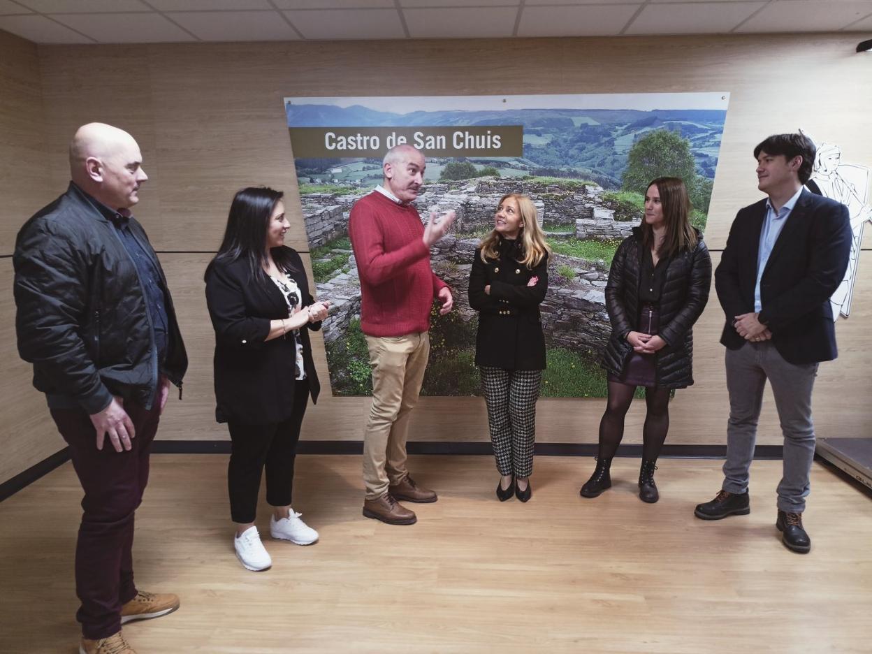 El alcalde de Allande habla con la directora de la fundación Startlight junto al consejero de Ciencia y la astrofísica y fundadora de 'Allande Stars' . 