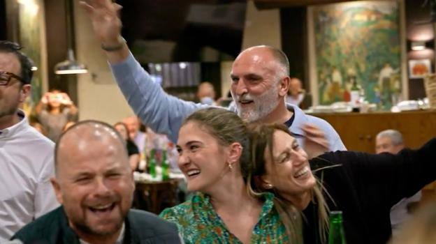 José Andrés y sus hijas, en un chigre asturiano 