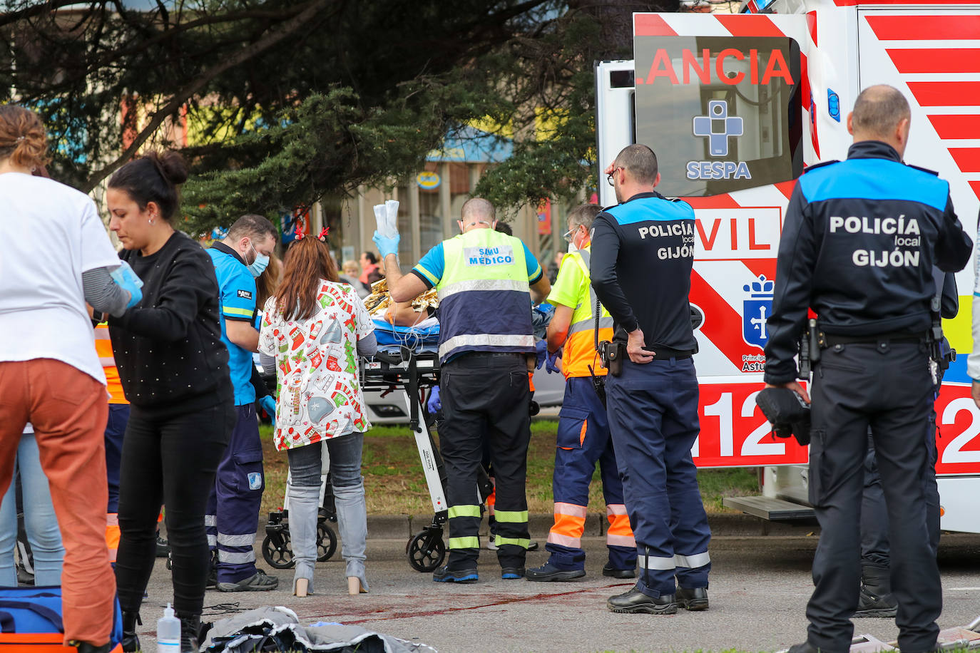 Fotos: Herido grave un policía local de Gijón en un accidente