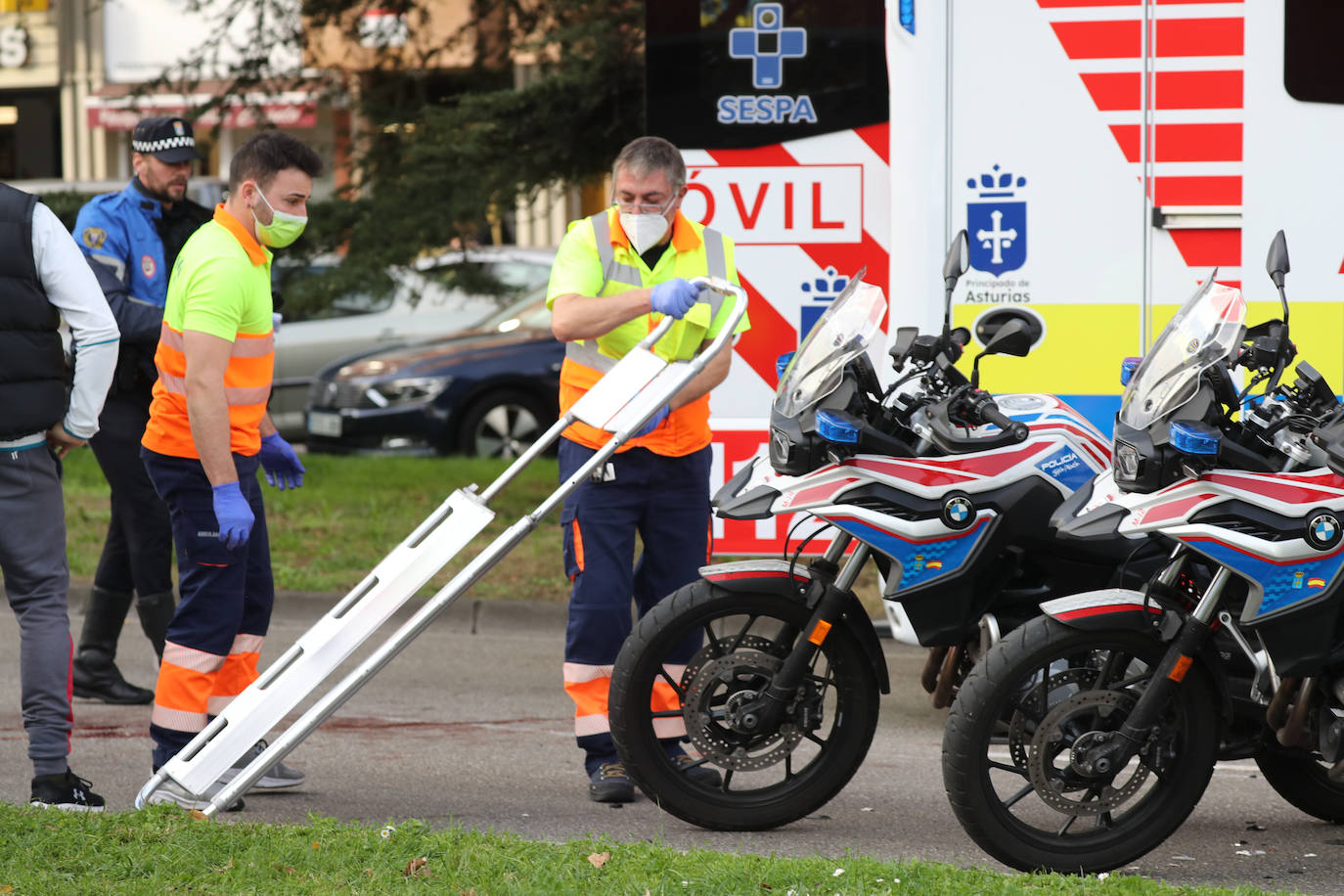 Fotos: Herido grave un policía local de Gijón en un accidente