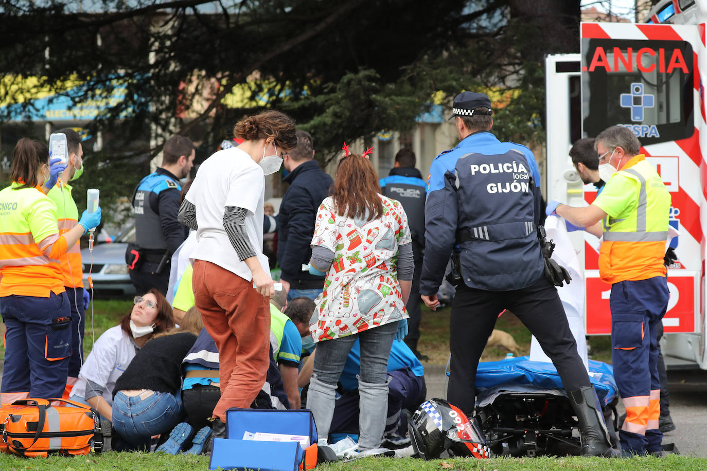 Fotos: Herido grave un policía local de Gijón en un accidente