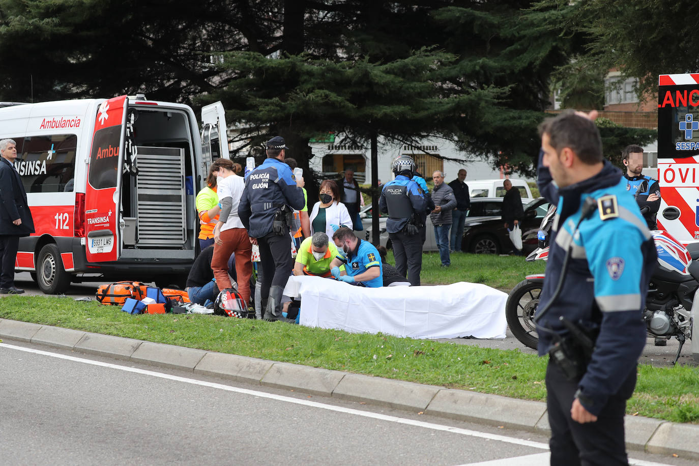 Fotos: Herido grave un policía local de Gijón en un accidente