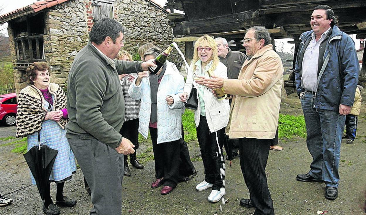 Algunos de los vecinos de Molleo agraciados con el 'Gordo' en 2007. 