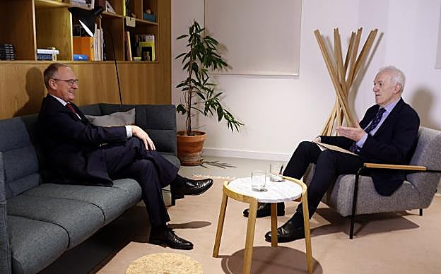 Diego Canga y Juan Neira departen momentos antes de comenzar la entrevista de La Lupa. 