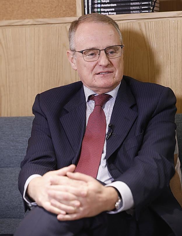 Diego Canga escucha una de las preguntas de Juan Neira durante el programa. 