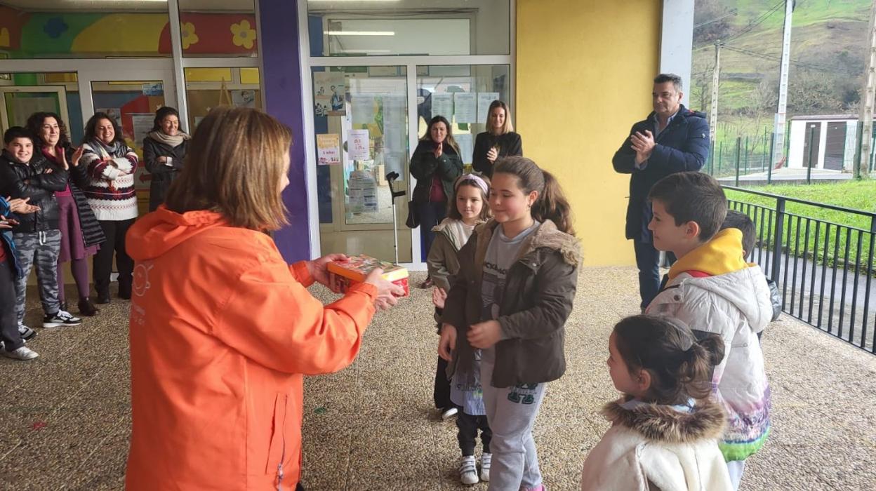 Alumnado y profesores del colegio de Martimporra entregan lo recaudado a la Asociación Galbán. 