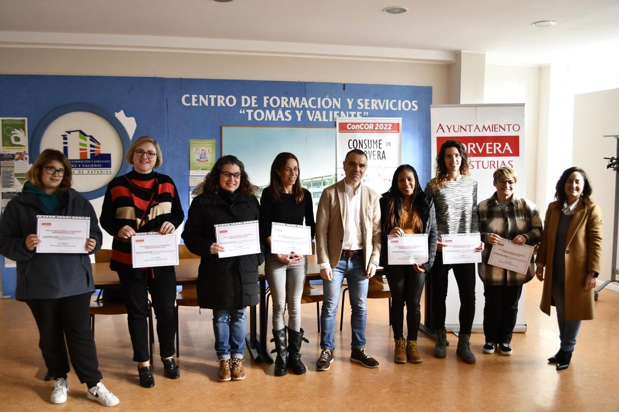Siete de las nueve beneficiarias de la ayuda ayer, durante el acto de entrega en el Tomás y Valiente. 