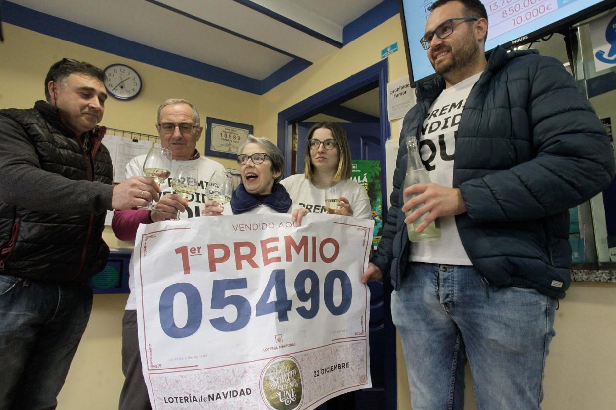 Otilia Díaz, de Grandas de Salime, con su hija Alba y su yerno, celebrando el Gordo que repartió por Galicia y el occidente asturiano. 