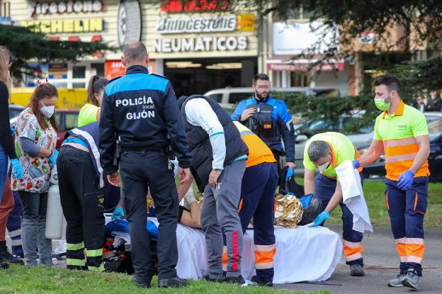 Personal sanitario atiende al agente herido. 