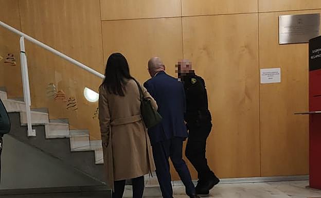 En el centro, el abogado José Ramón Nistal, a la entrada de los juzgados.