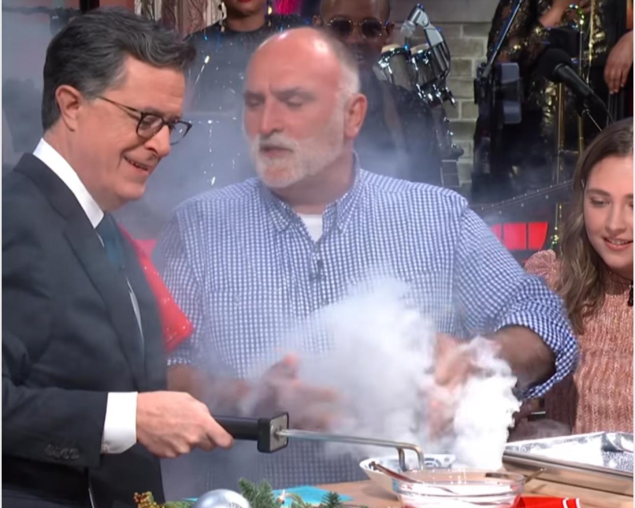 El presentador Stephen Colbert, el chef José Andrés y una de sus hijas. 