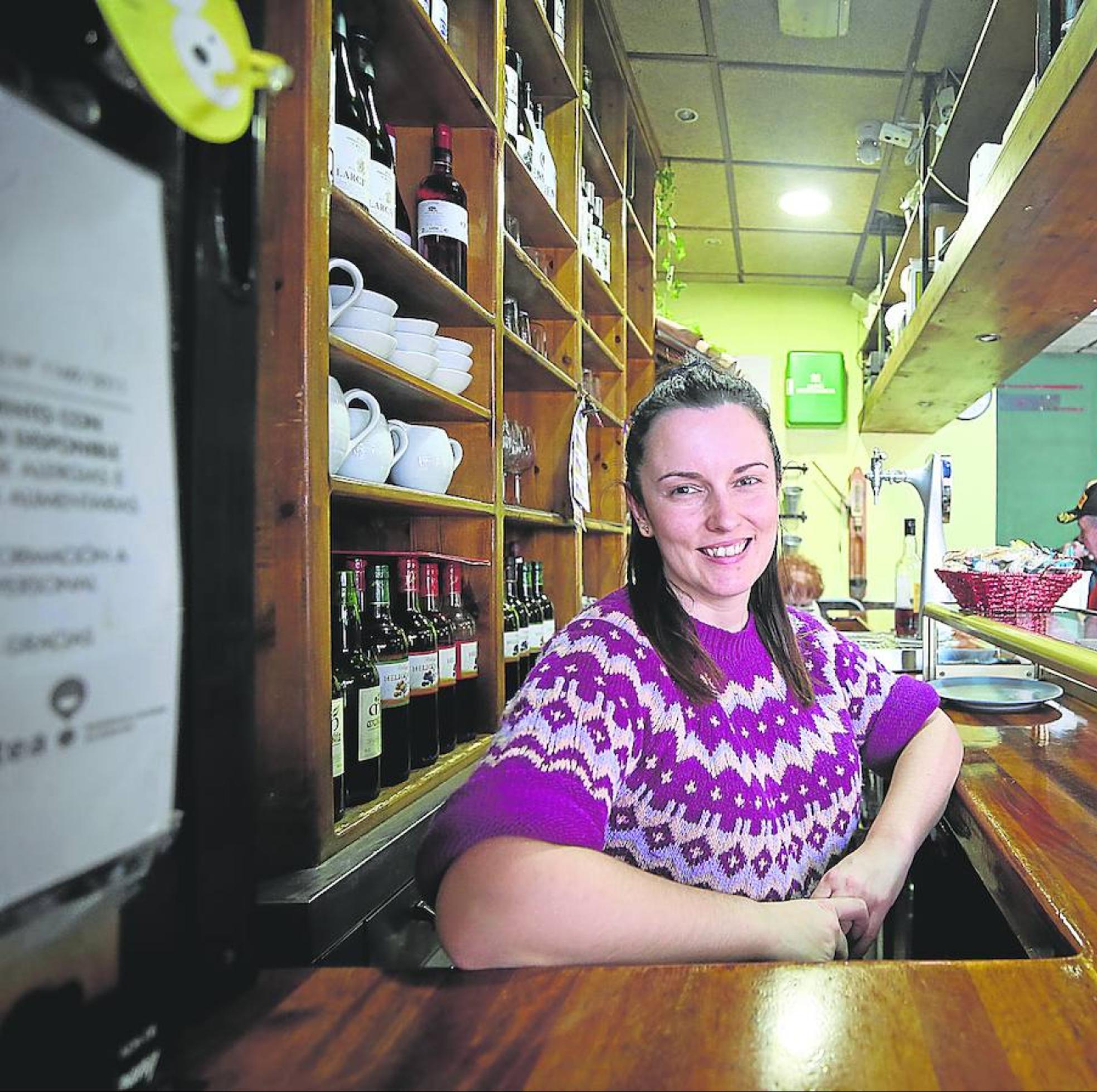 Rosa María Pérez en su bar.