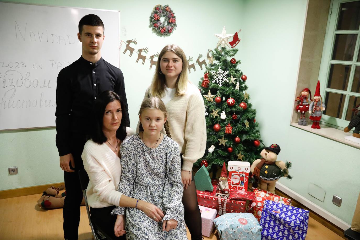 Parte de la familia Stoliarenko, frente al árbol de navidad. 