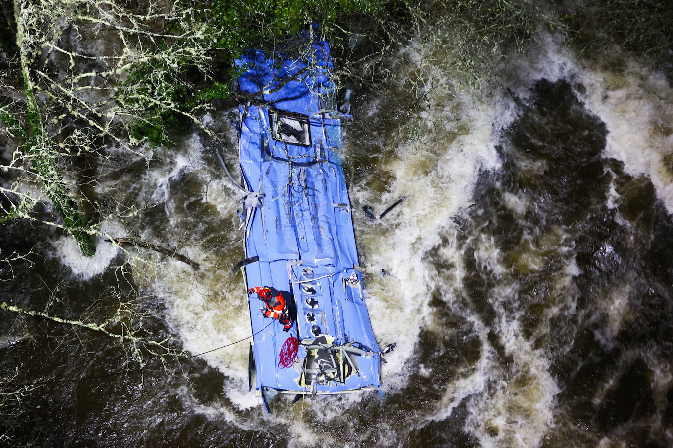 Fotos: Tragedia en Galicia al precipitarse un autobús al río Lérez en Pontevedra