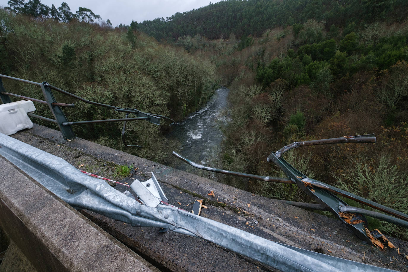 Fotos: Tragedia en Galicia al precipitarse un autobús al río Lérez en Pontevedra