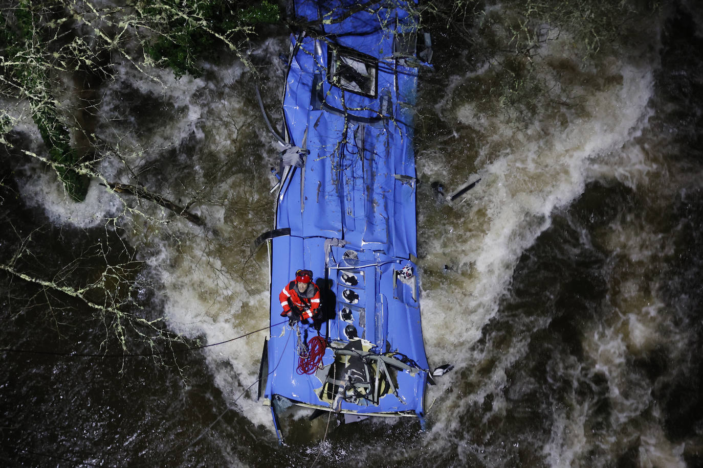 Fotos: Tragedia en Galicia al precipitarse un autobús al río Lérez en Pontevedra