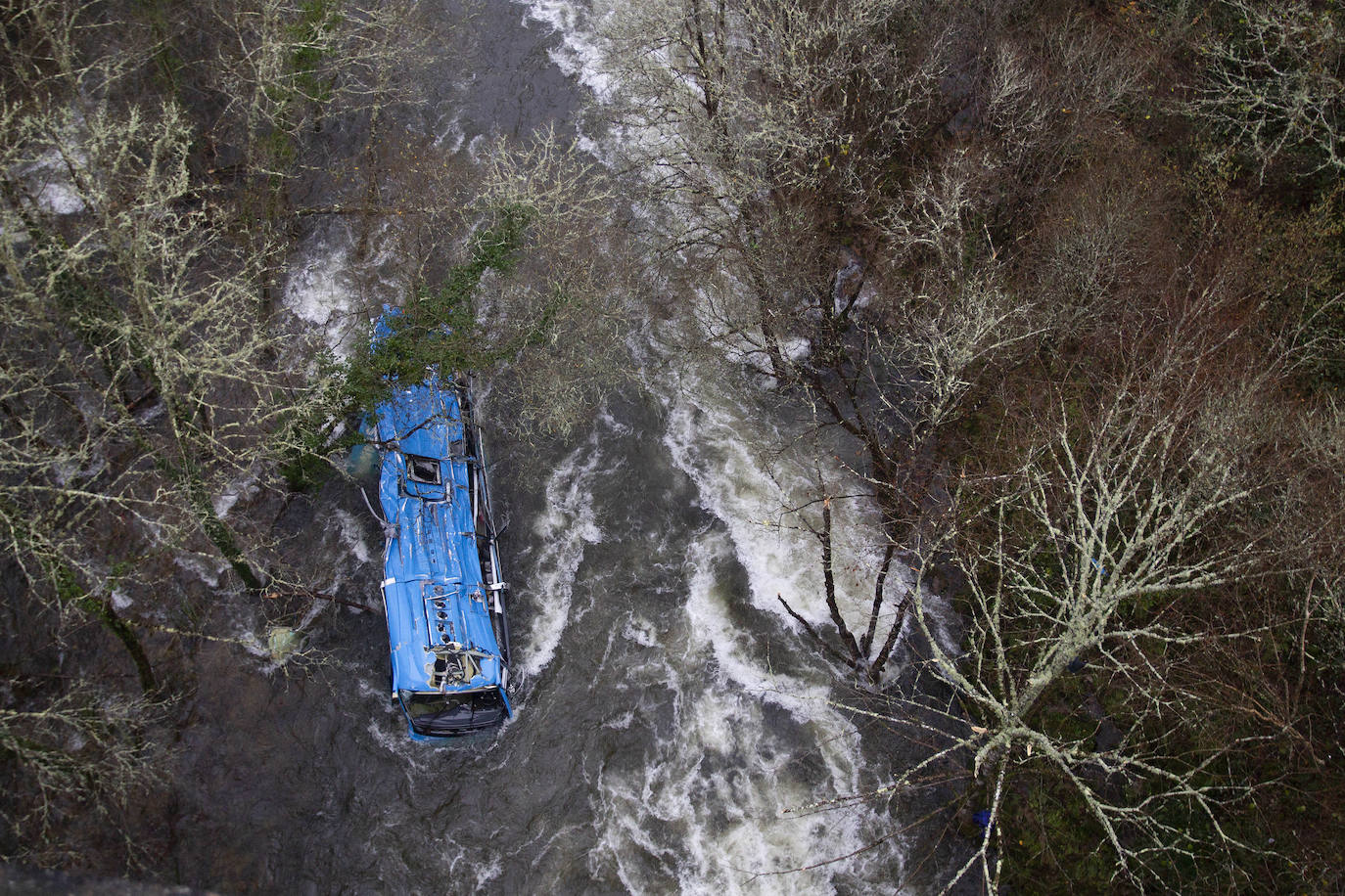 Fotos: Tragedia en Galicia al precipitarse un autobús al río Lérez en Pontevedra