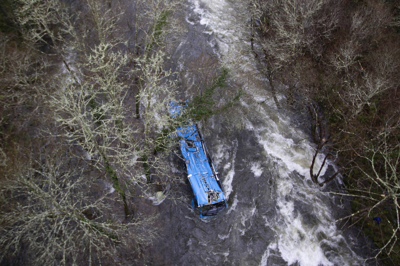 Fotos: Tragedia en Galicia al precipitarse un autobús al río Lérez en Pontevedra