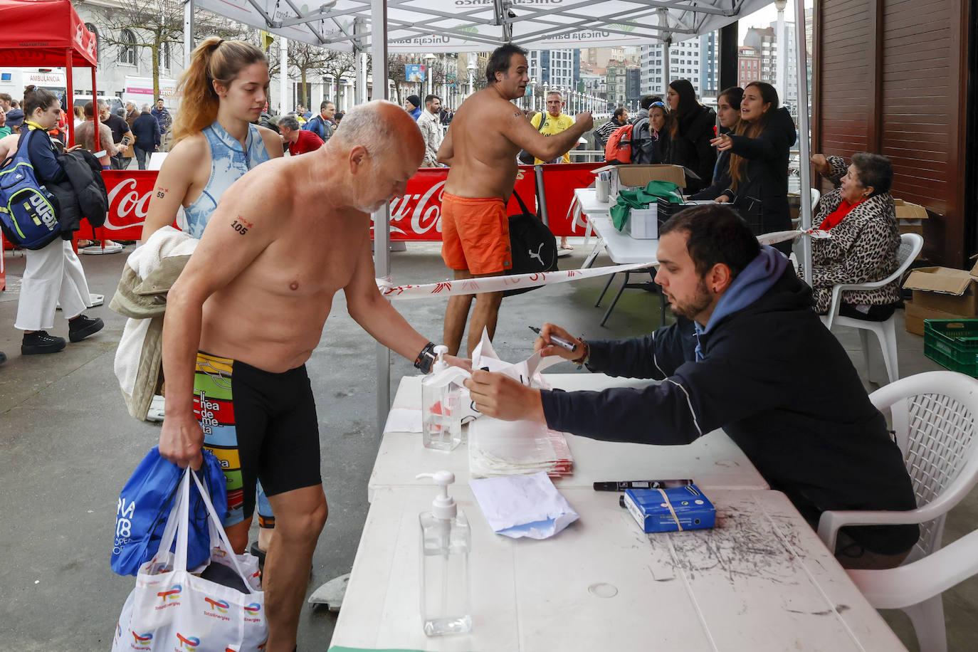 Fotos: 143 nadadores completan la Travesía de Navidad de Gijón