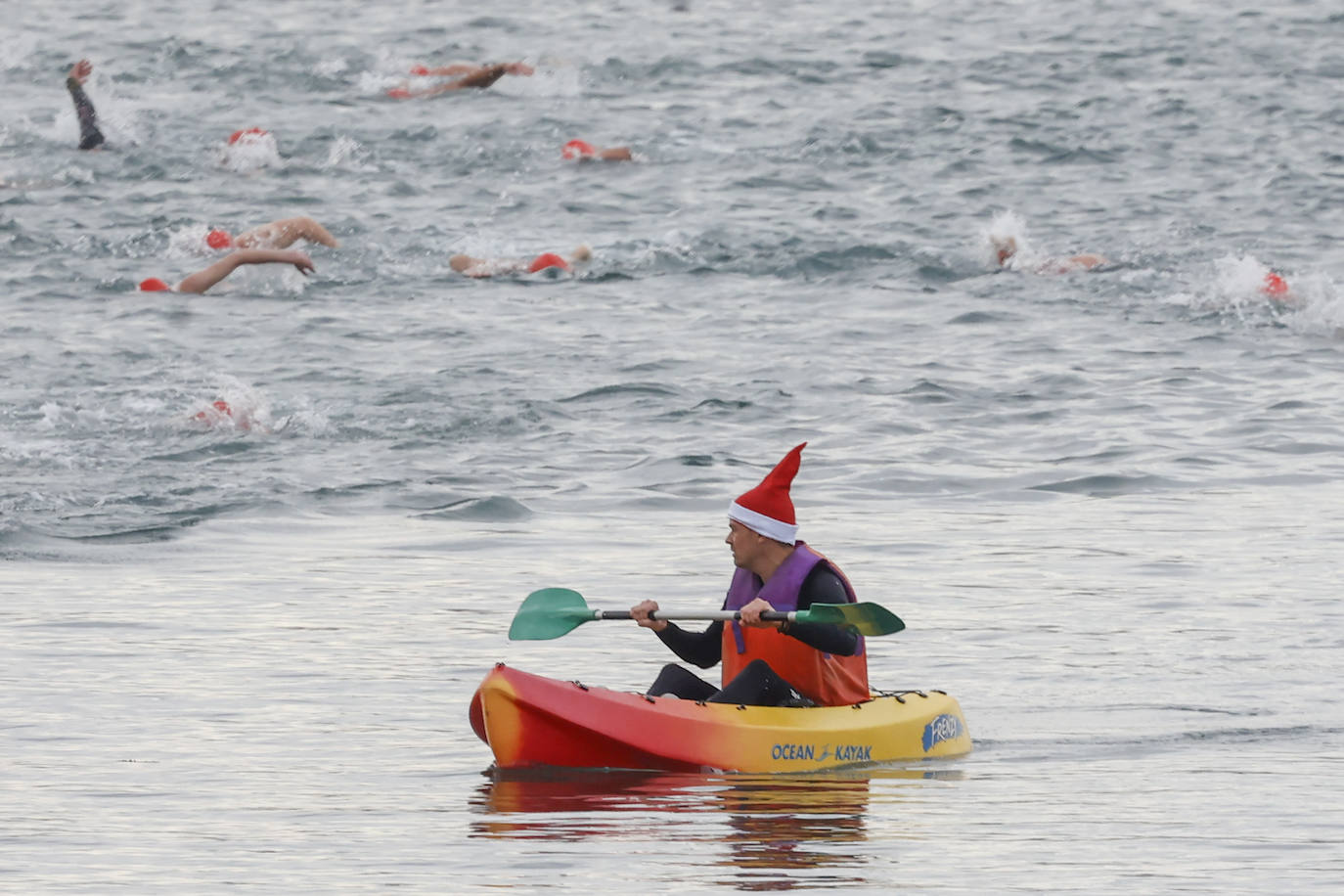 Fotos: 143 nadadores completan la Travesía de Navidad de Gijón