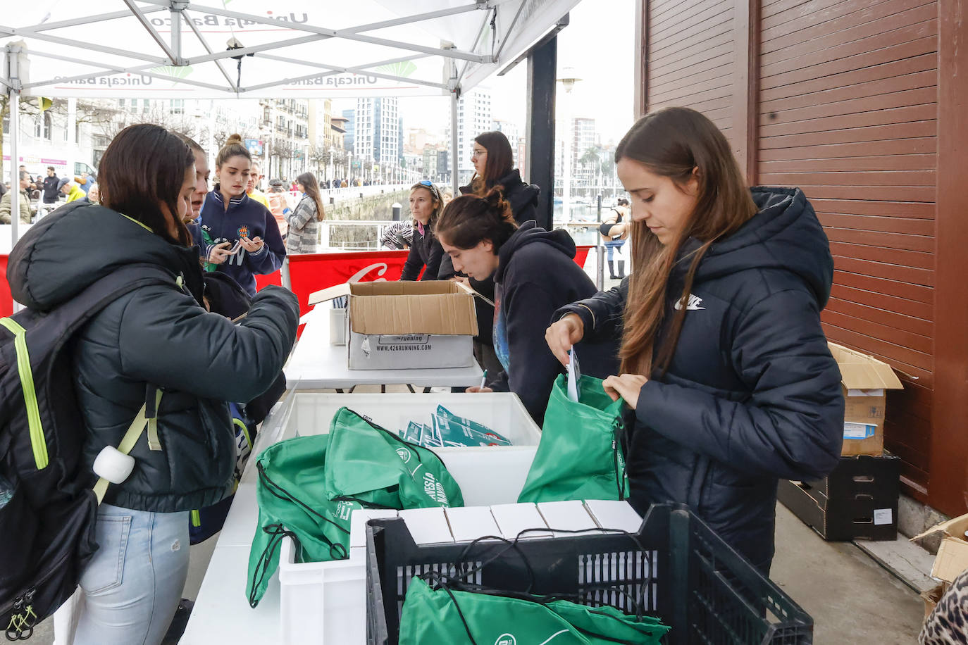 Fotos: 143 nadadores completan la Travesía de Navidad de Gijón