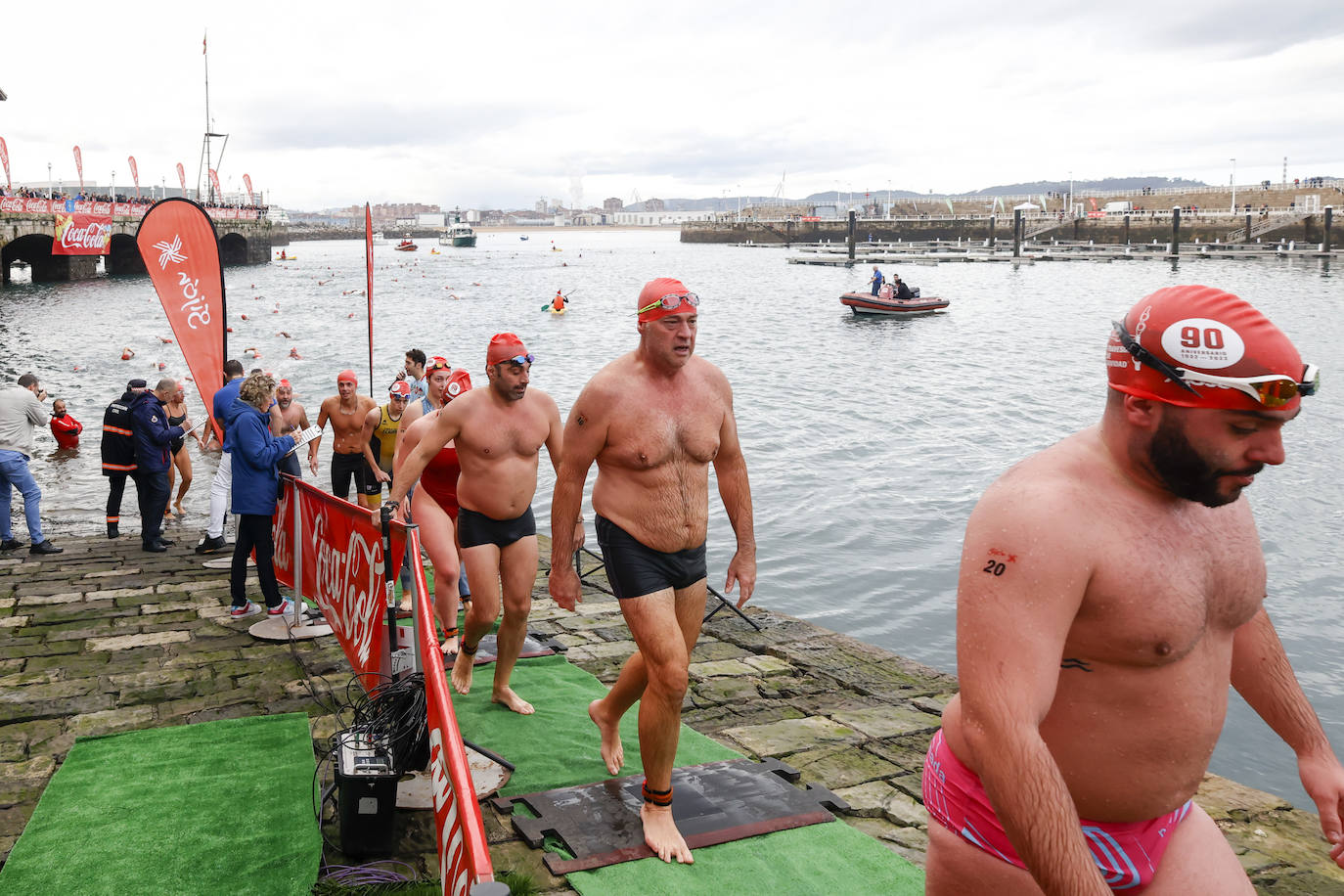 Fotos: 143 nadadores completan la Travesía de Navidad de Gijón