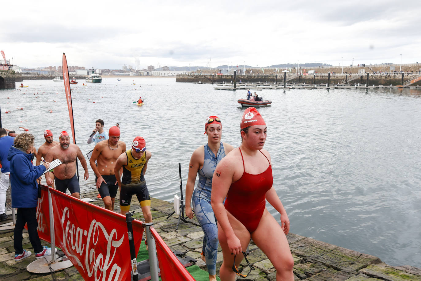 Fotos: 143 nadadores completan la Travesía de Navidad de Gijón