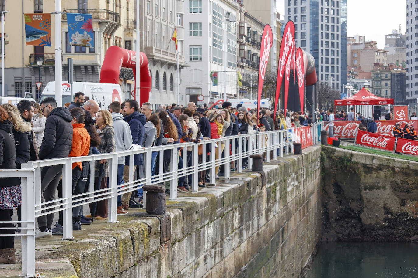 Fotos: 143 nadadores completan la Travesía de Navidad de Gijón