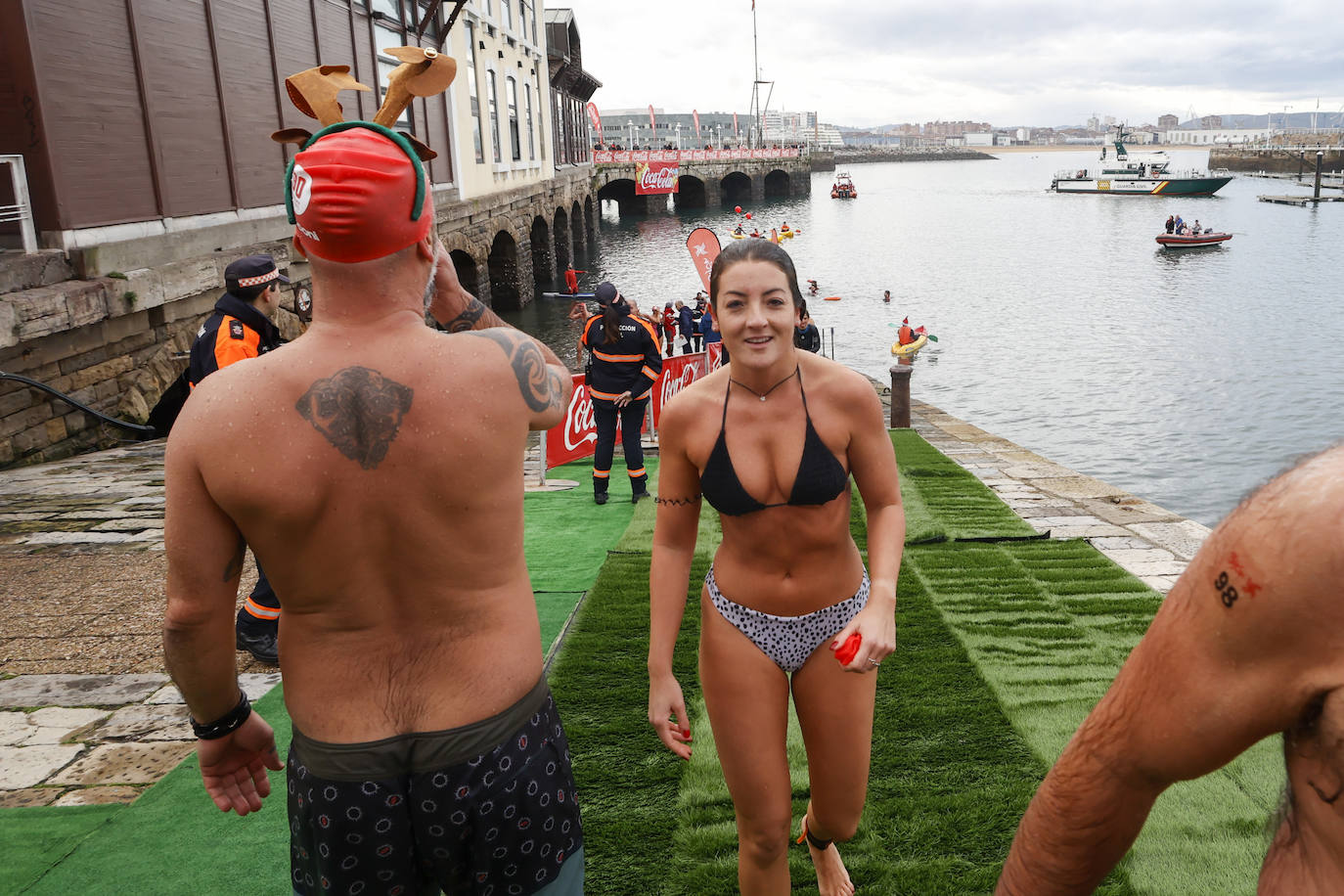 Fotos: 143 nadadores completan la Travesía de Navidad de Gijón