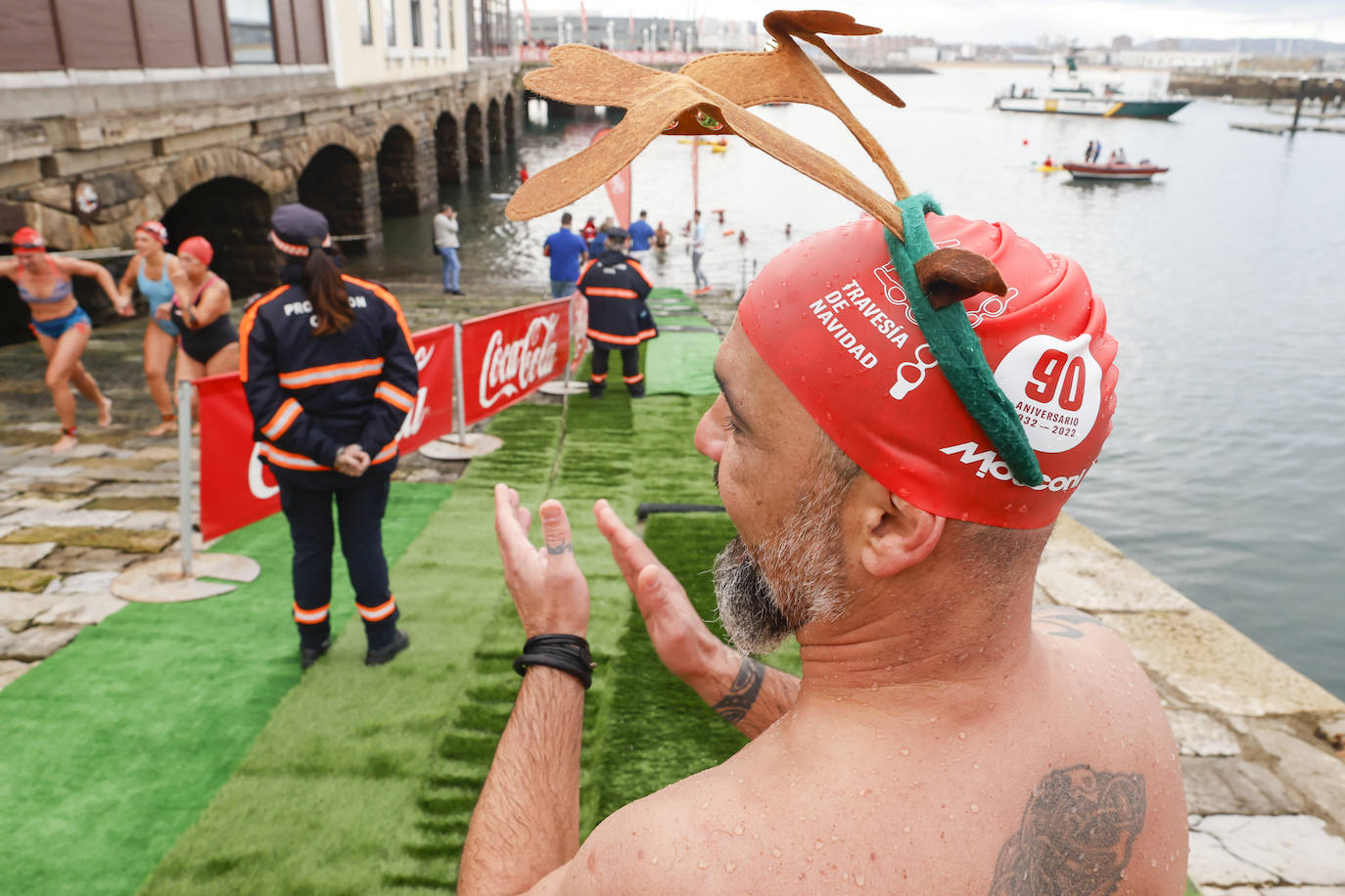 Fotos: 143 nadadores completan la Travesía de Navidad de Gijón