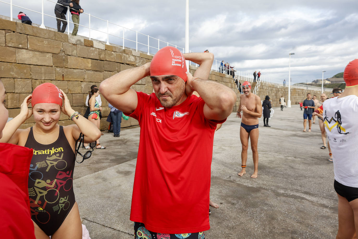 Fotos: 143 nadadores completan la Travesía de Navidad de Gijón