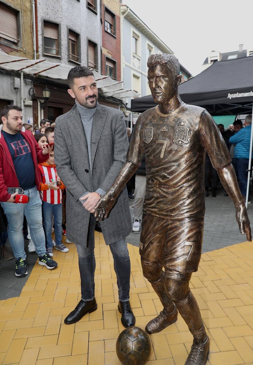 Fotos: David Villa se emociona con su estatua y el cariño de su gente