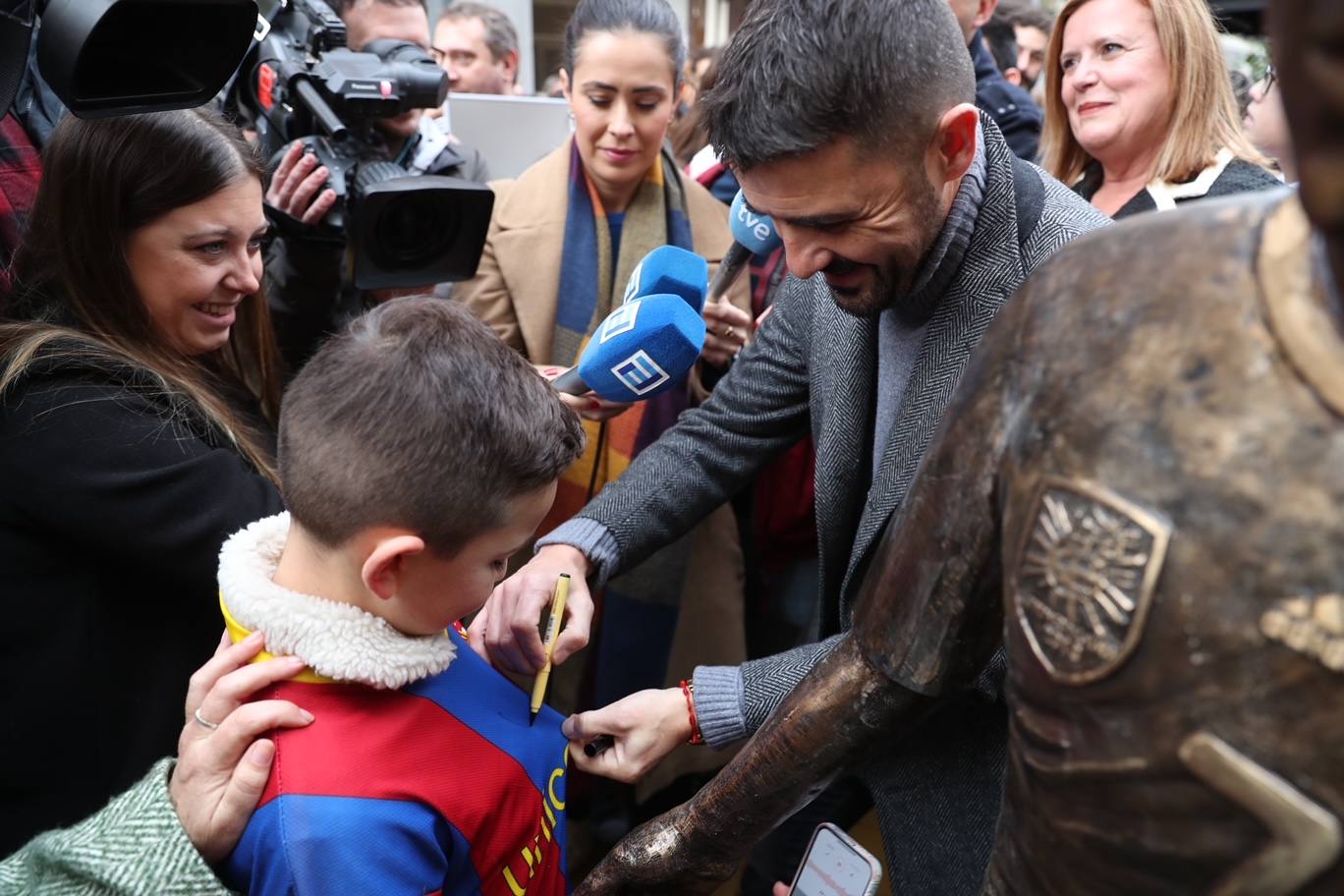 Fotos: David Villa se emociona con su estatua y el cariño de su gente