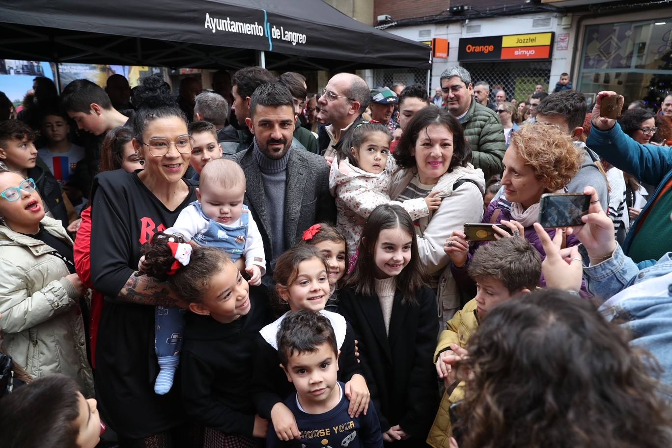 Fotos: David Villa se emociona con su estatua y el cariño de su gente