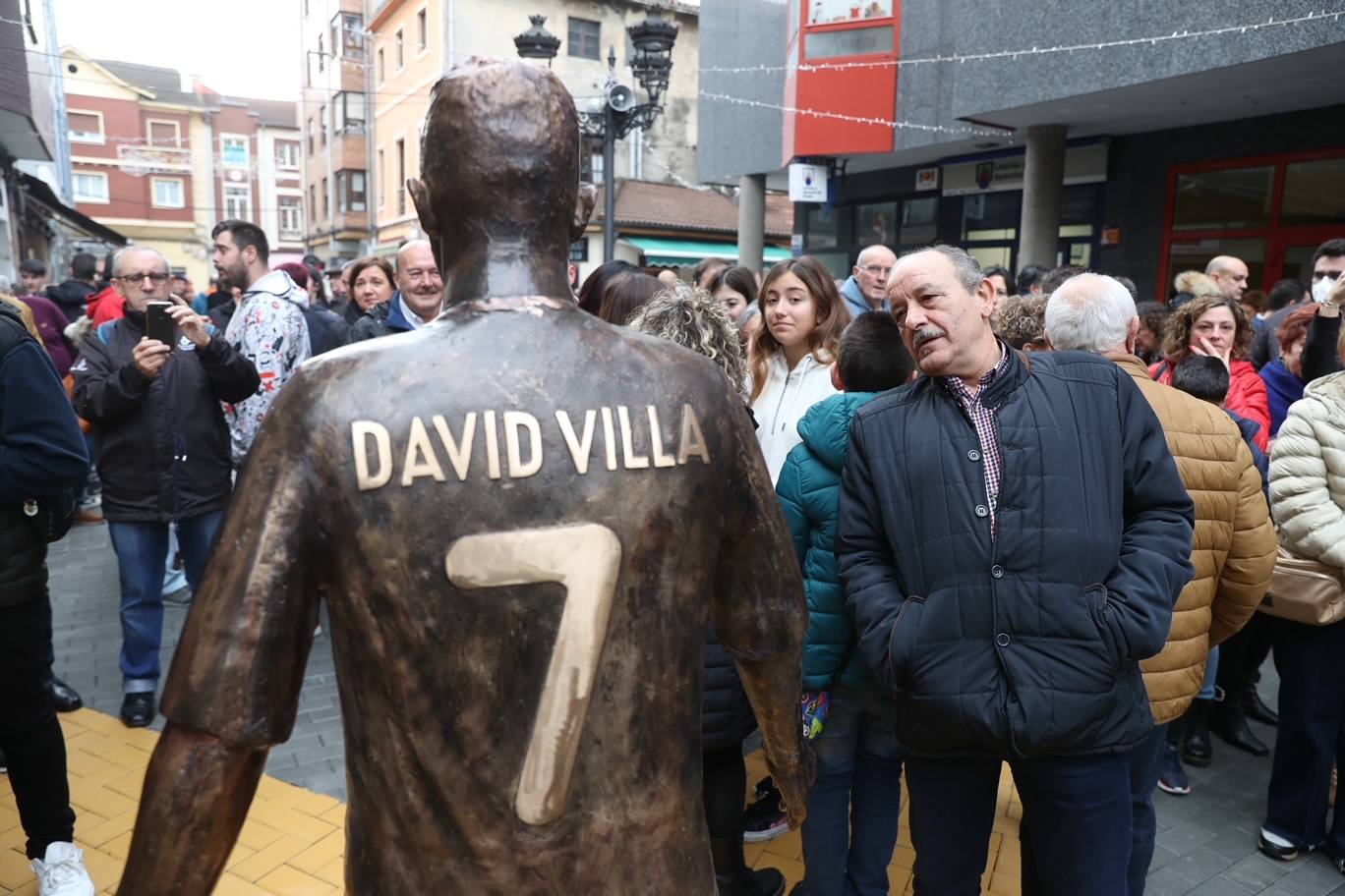 Fotos: David Villa se emociona con su estatua y el cariño de su gente