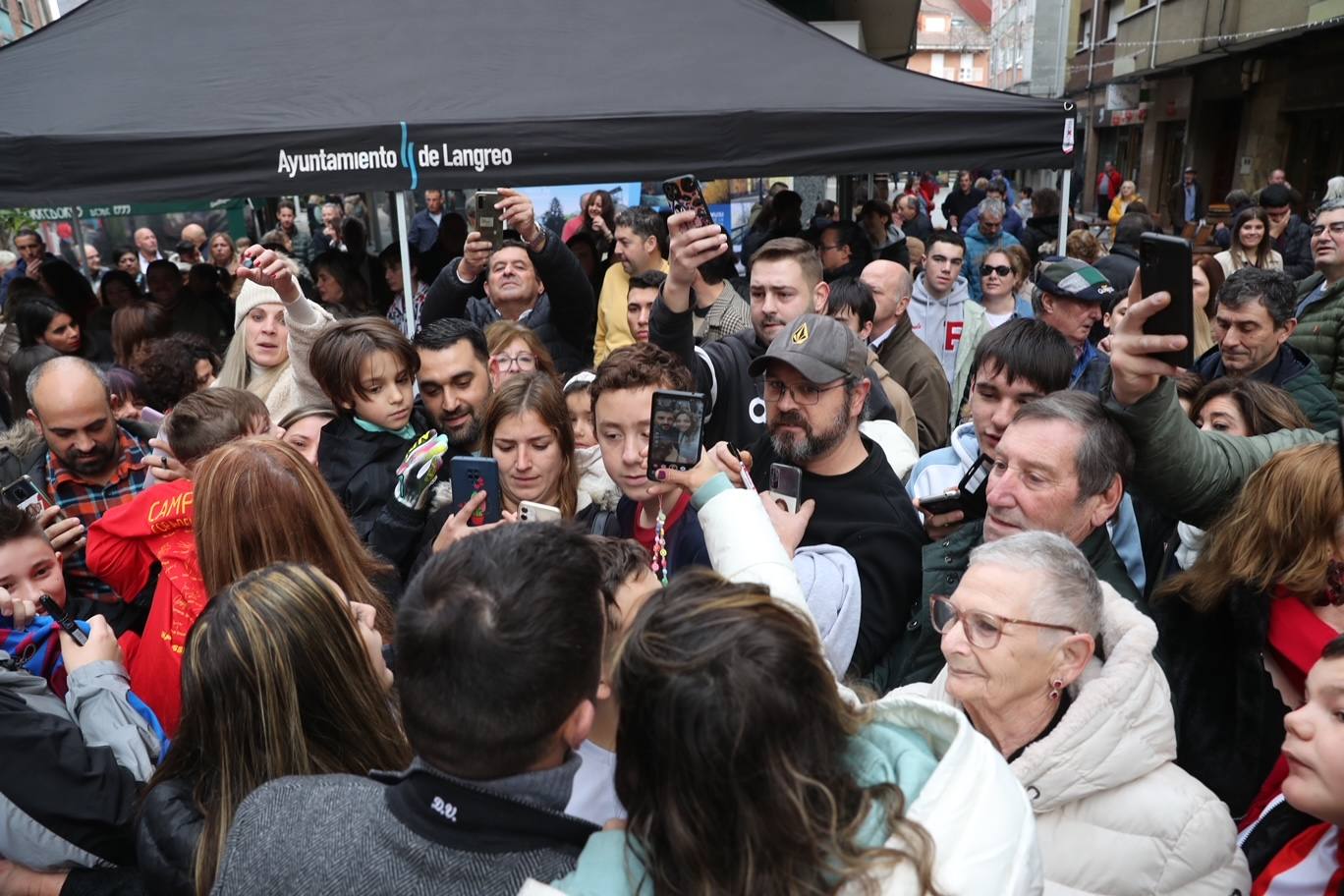 Fotos: David Villa se emociona con su estatua y el cariño de su gente