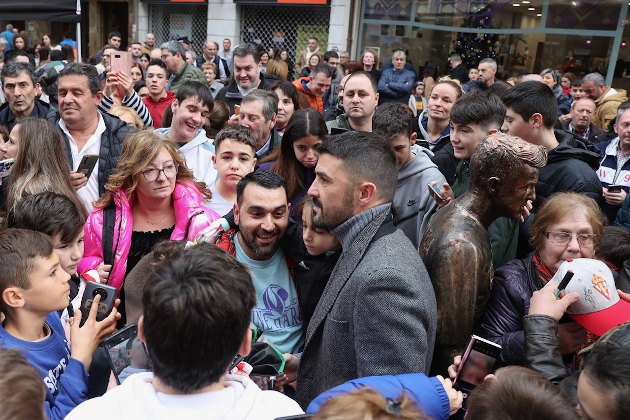 Fotos: David Villa se emociona con su estatua y el cariño de su gente