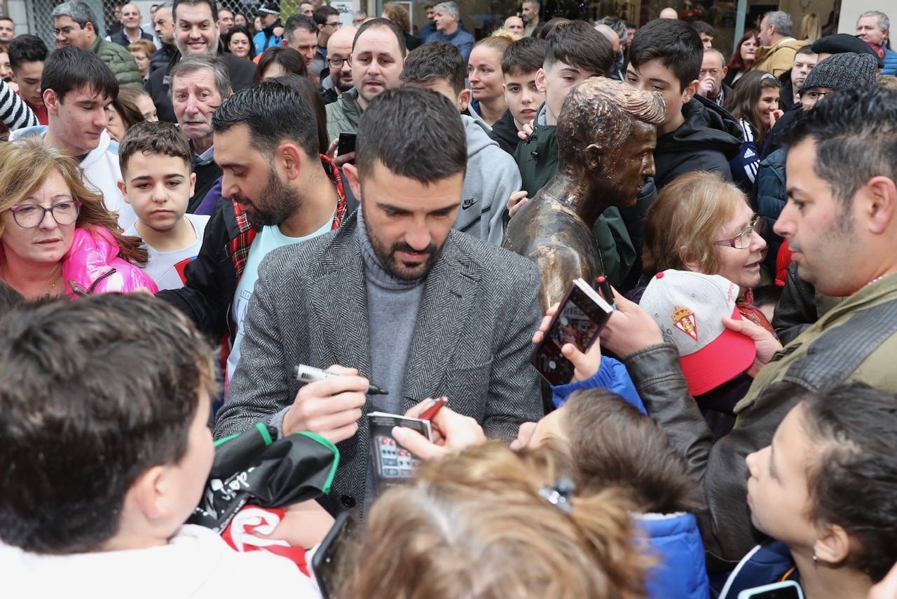 Fotos: David Villa se emociona con su estatua y el cariño de su gente