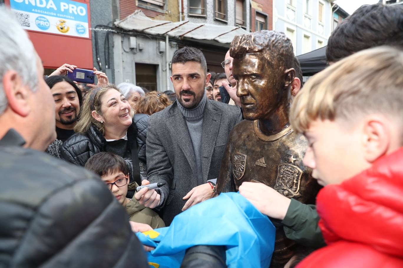 Fotos: David Villa se emociona con su estatua y el cariño de su gente