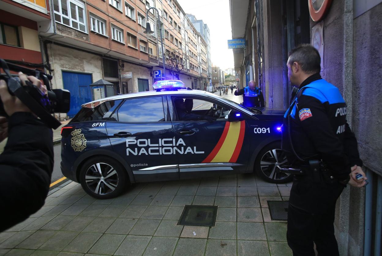 El detenido y pareja de Soraya, J. M. S., de 53 años, accedió al juzgado el sábado en un coche de la Policía Nacional. 