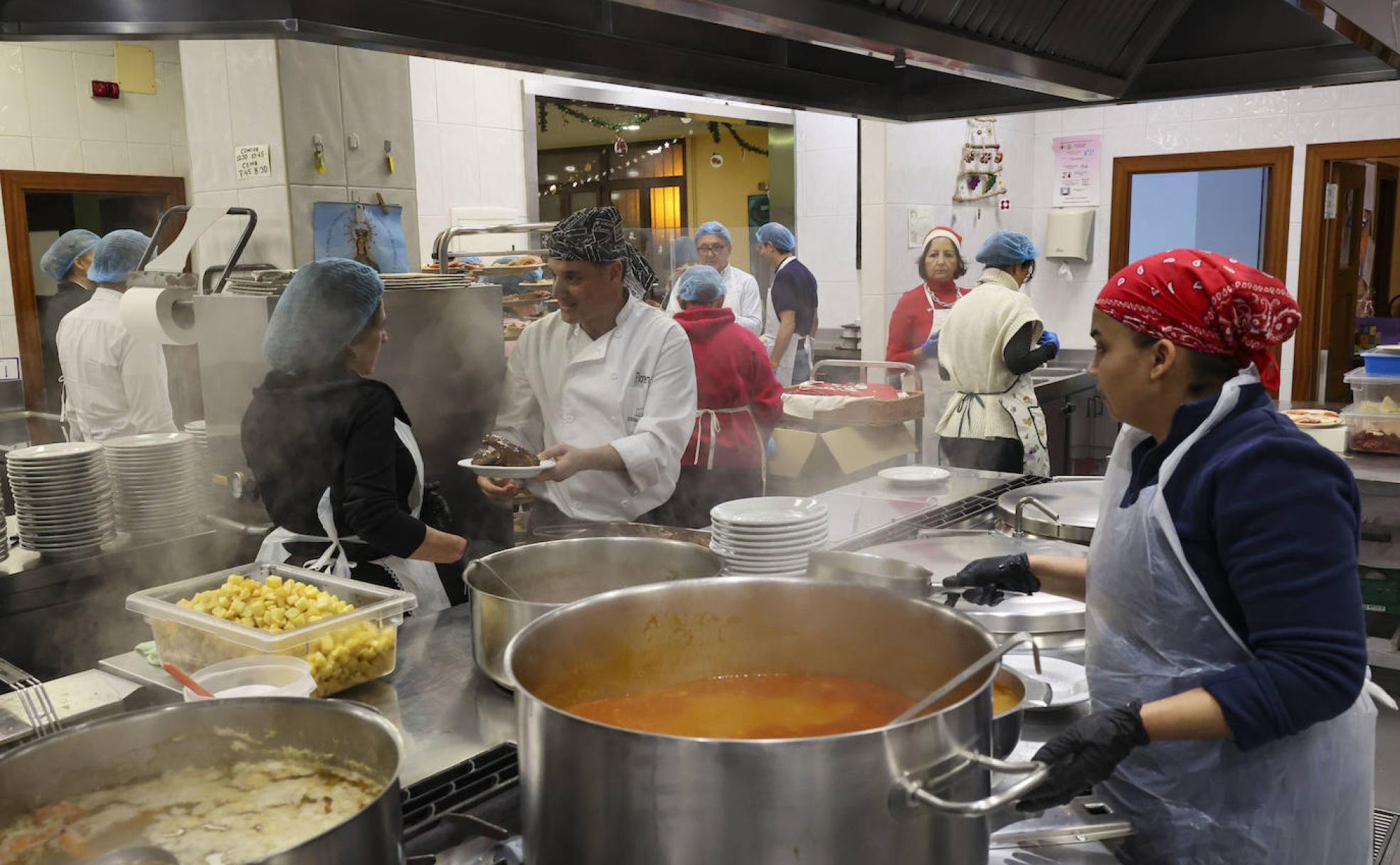 Empleados y voluntarios en la Cocina Económica para Nochebuena.