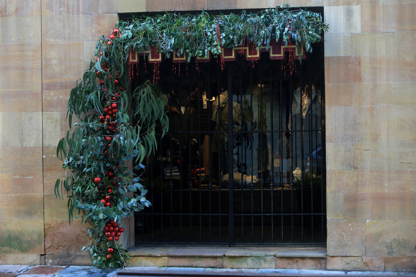 Fotos: Las luces y los adornos de Navidad que dan luz al comercio ovetense