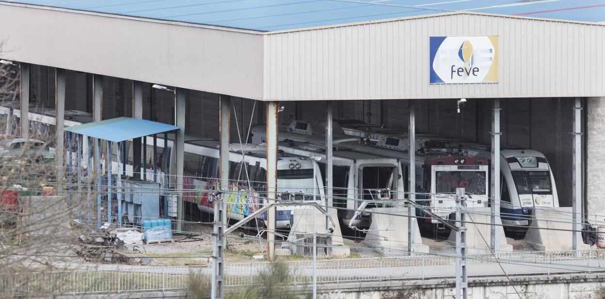 Máquinas averiadas en los talleres de El Berrón, una de las instalaciones que se vigilará con drones. 