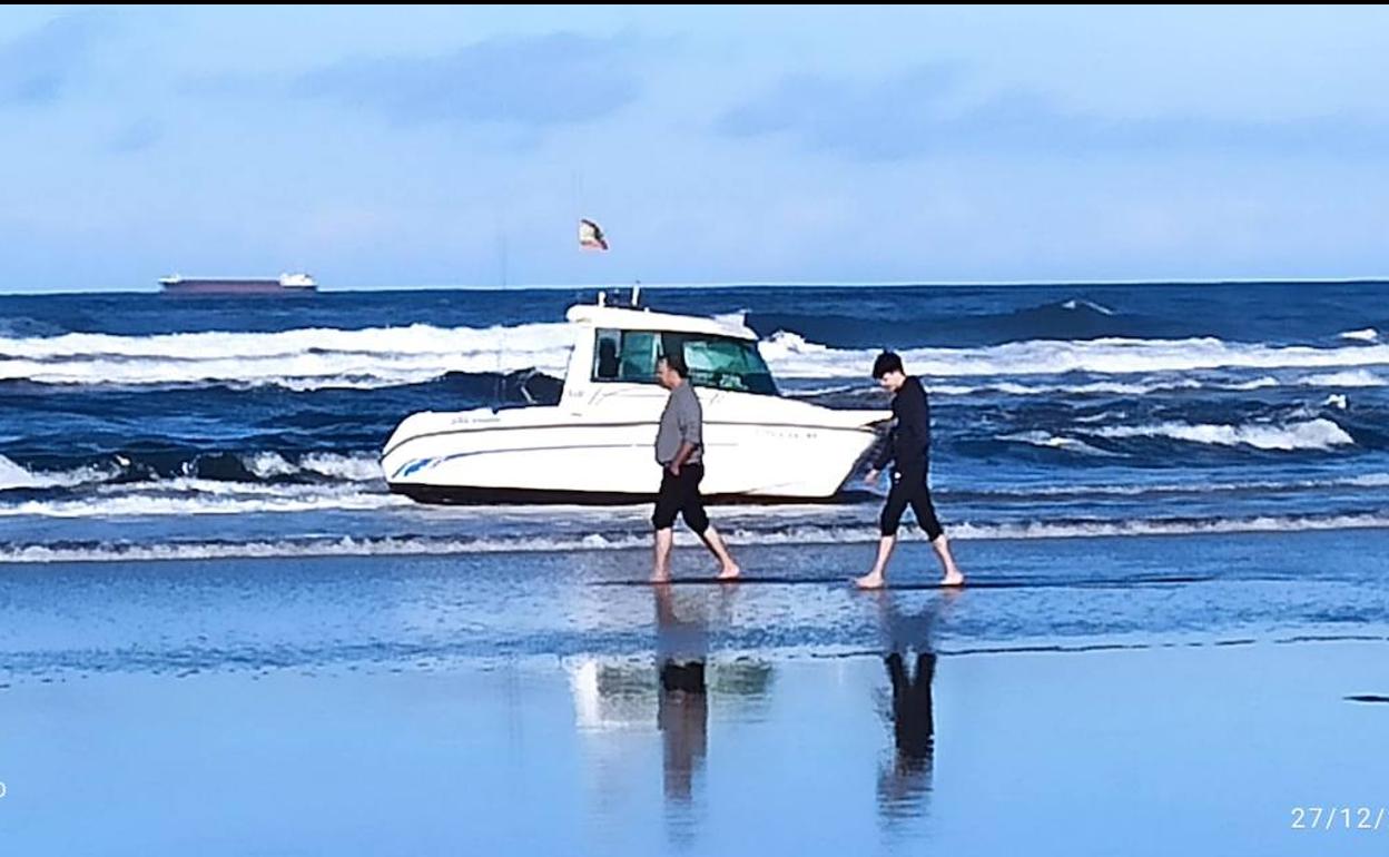 Embarcación en la playa de Salinas este mediodía. 