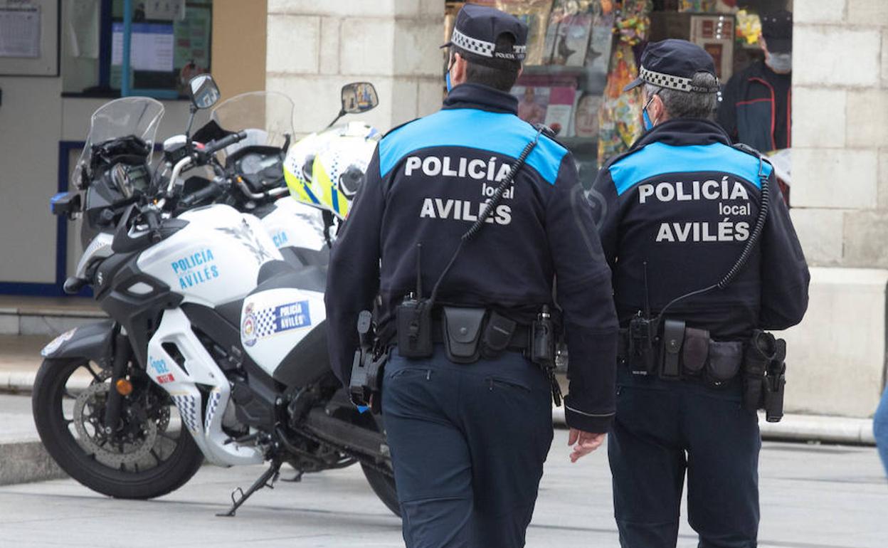 Dos agentes de la Policía Local de Avilés. 