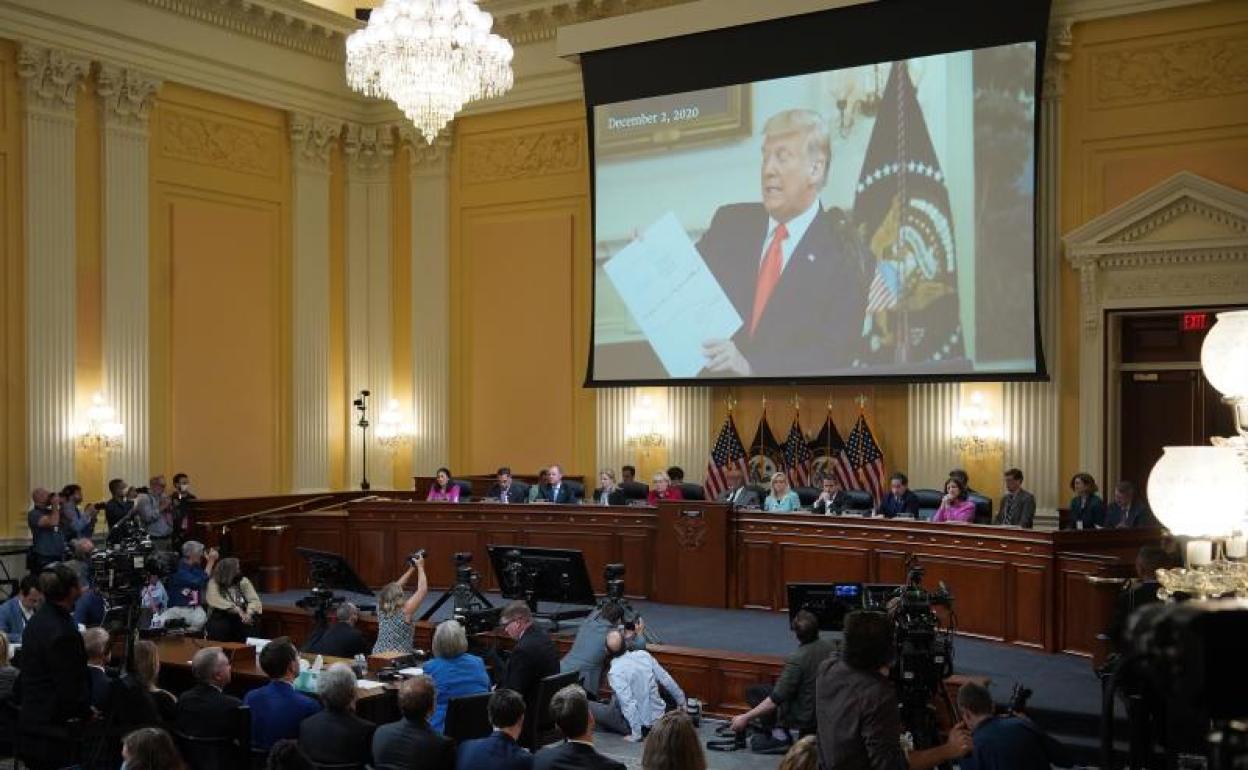 Un vídeo de la comisión del Capitolio muestra a Trump en su despacho. 